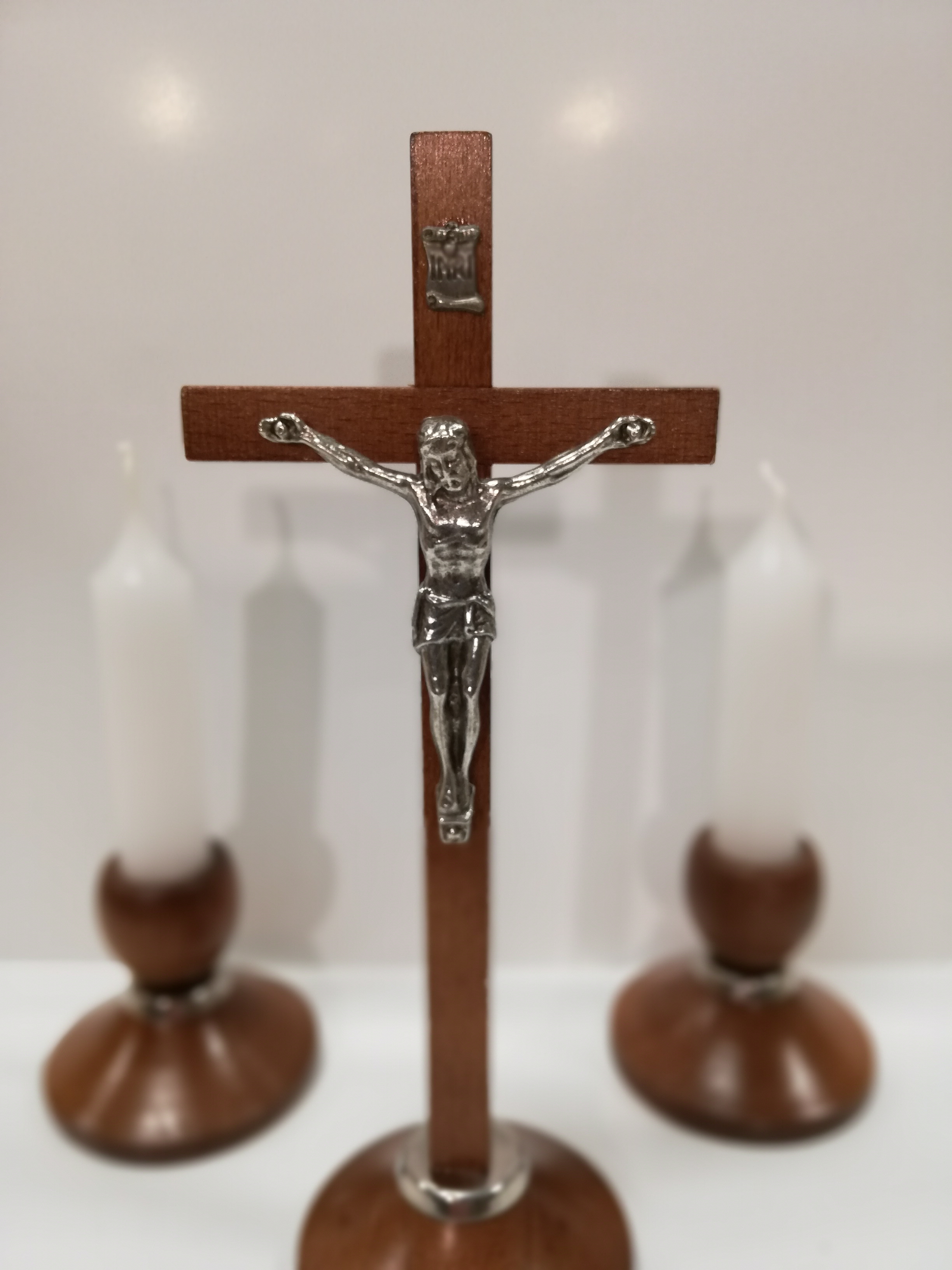 Krzyż stojący drewniany kolor mahoń